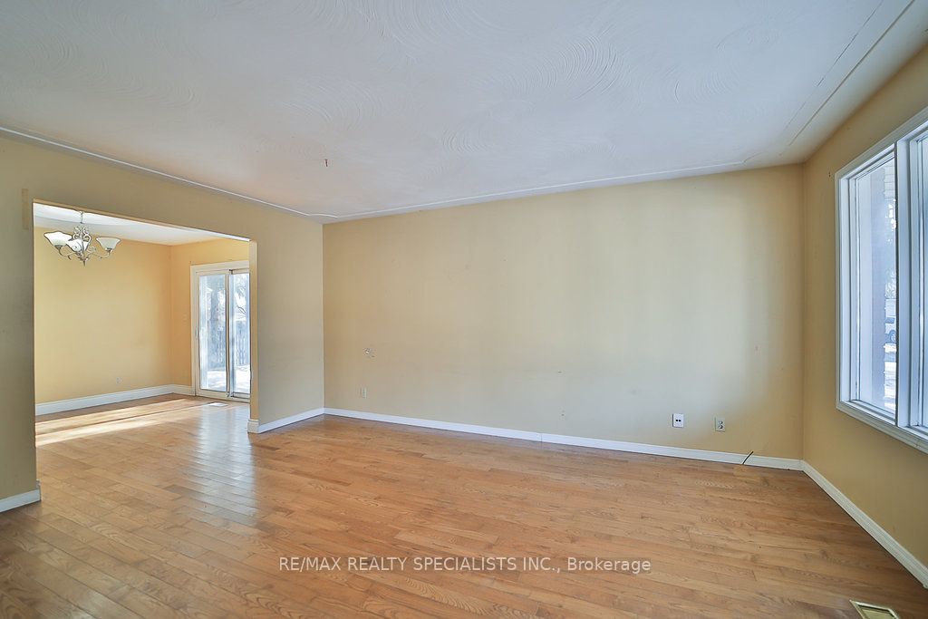 2 Pipers Green Court