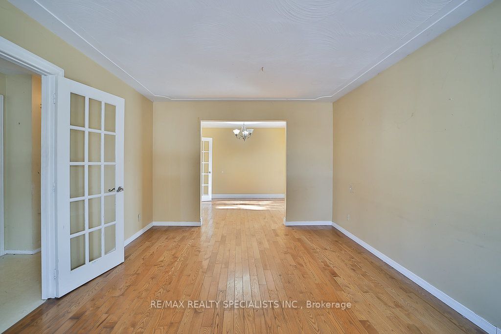 2 Pipers Green Court