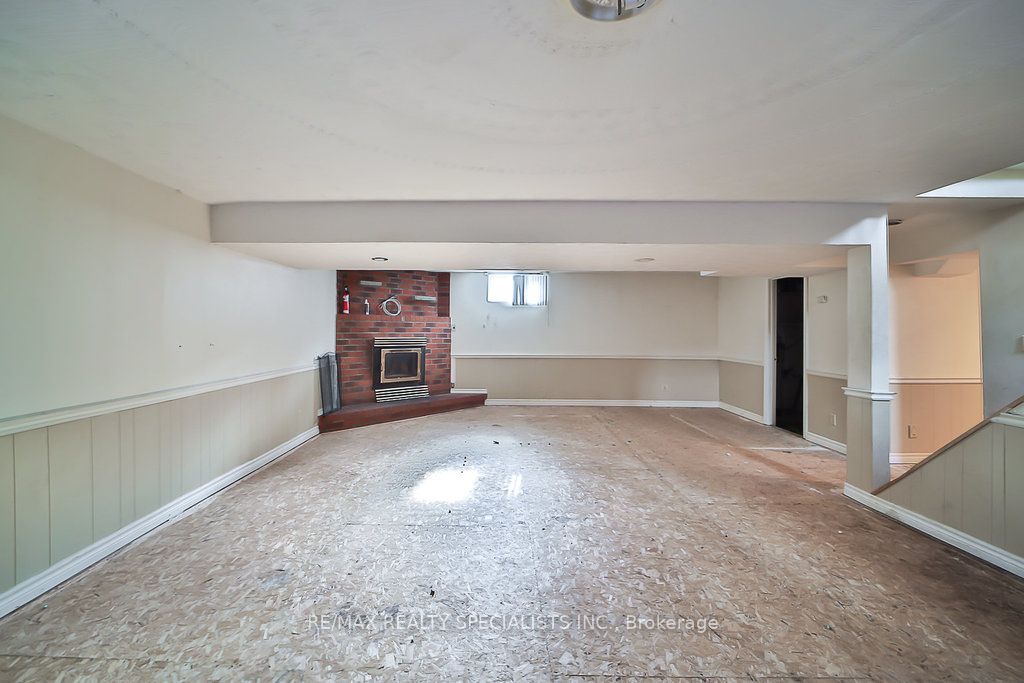 2 Pipers Green Court
