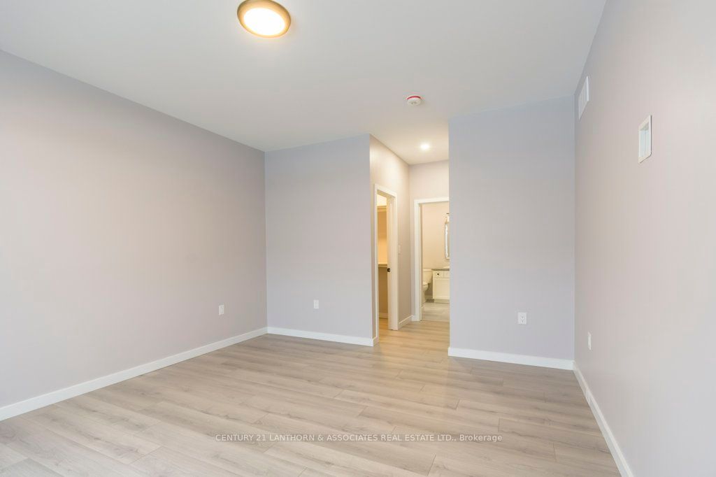18 Summit Dr