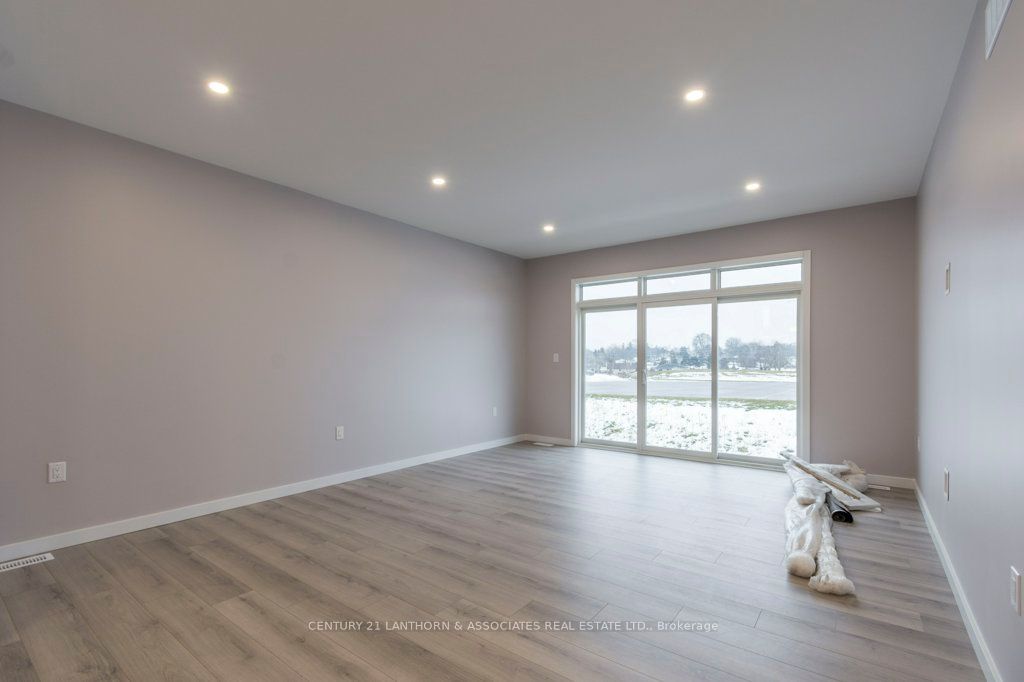18 Summit Dr