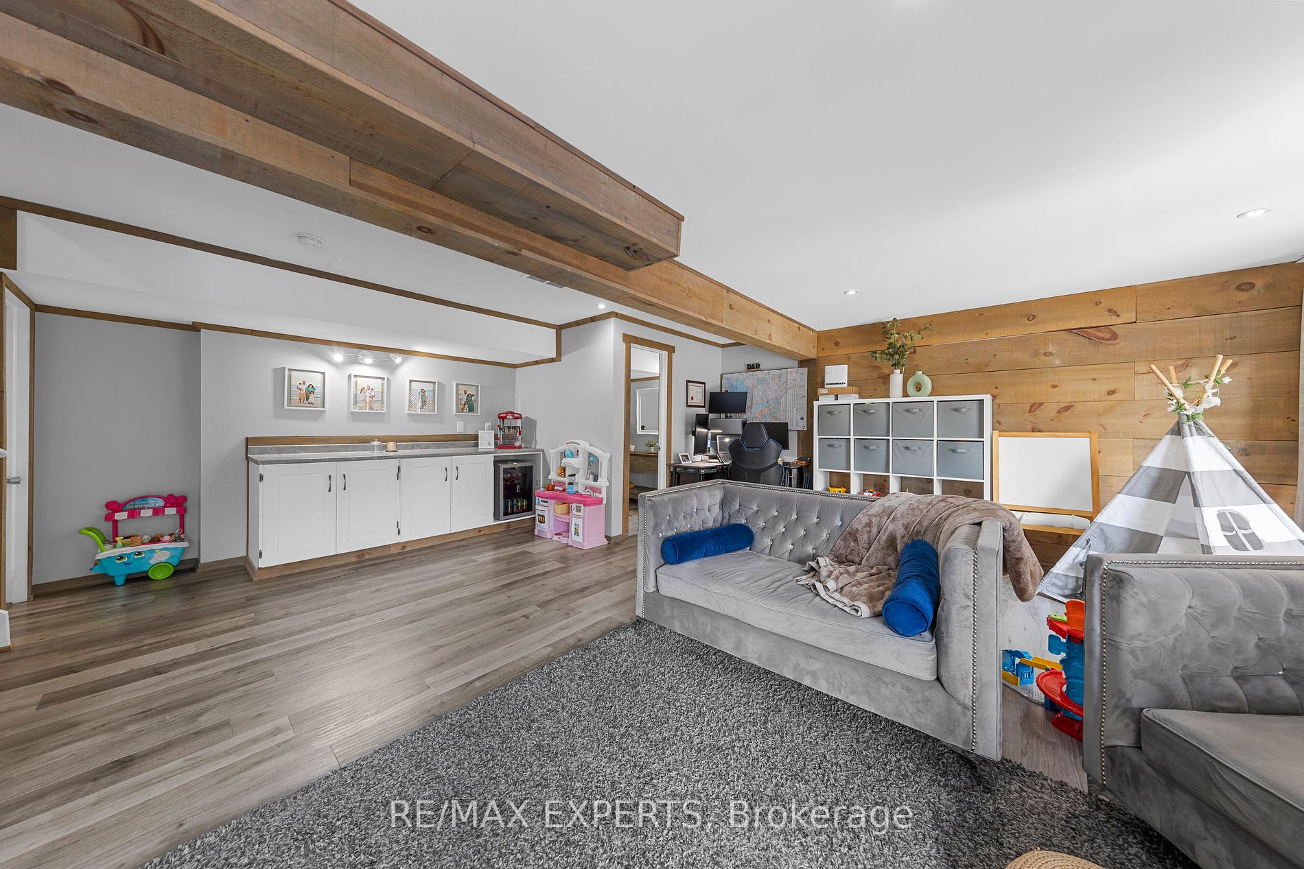 690 Frontenac Cres