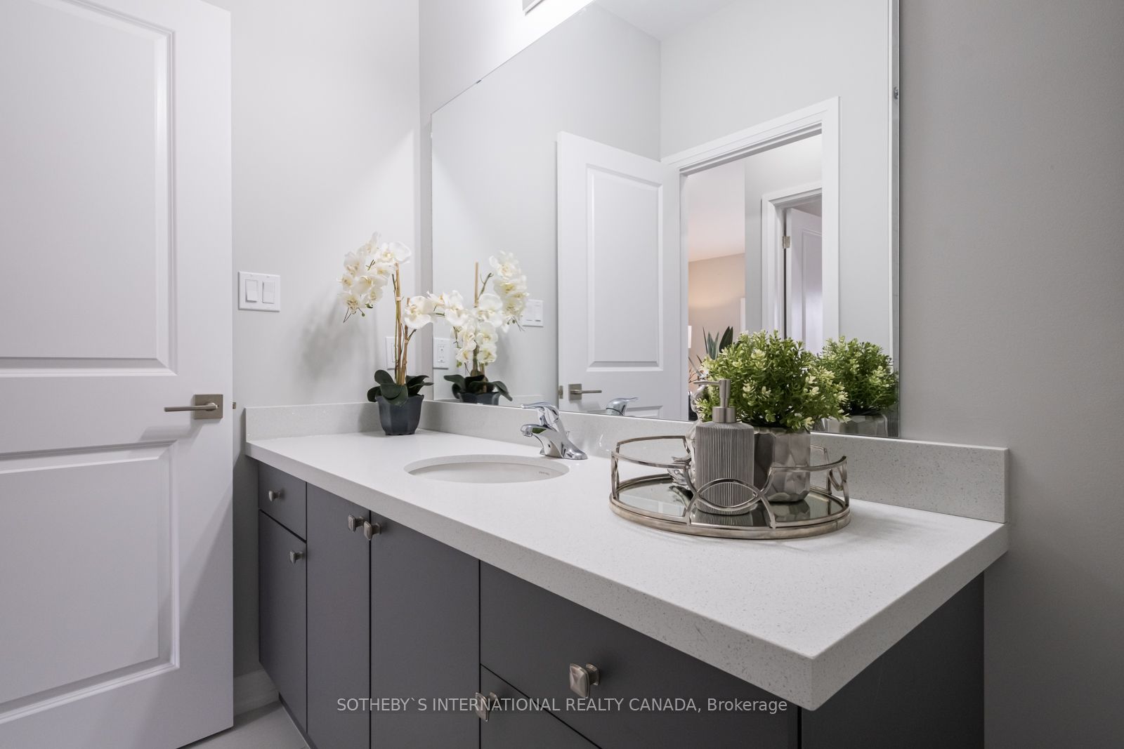 550 GREY Street #52