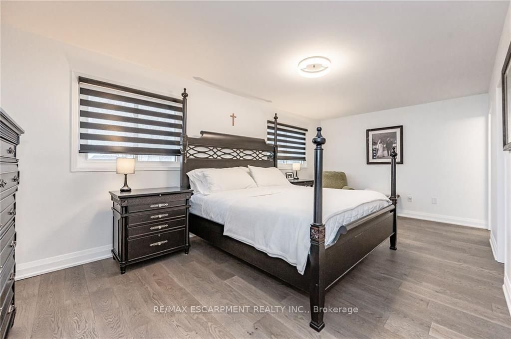 74 Royaledge Way