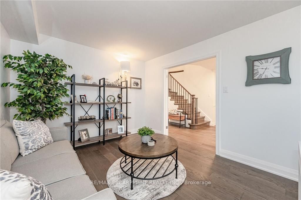 74 Royaledge Way