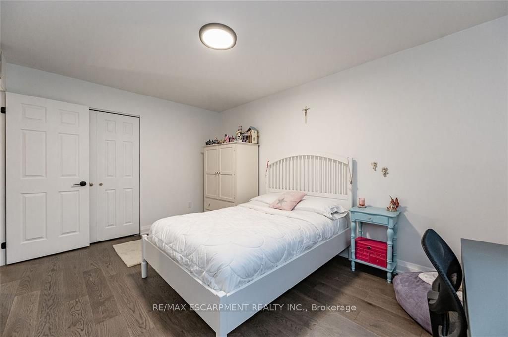 74 Royaledge Way