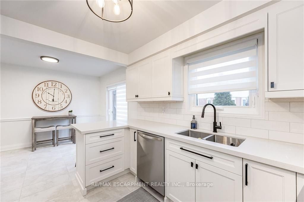 74 Royaledge Way