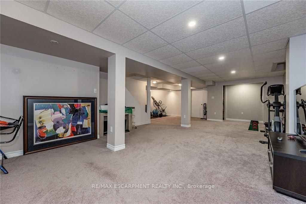 74 Royaledge Way