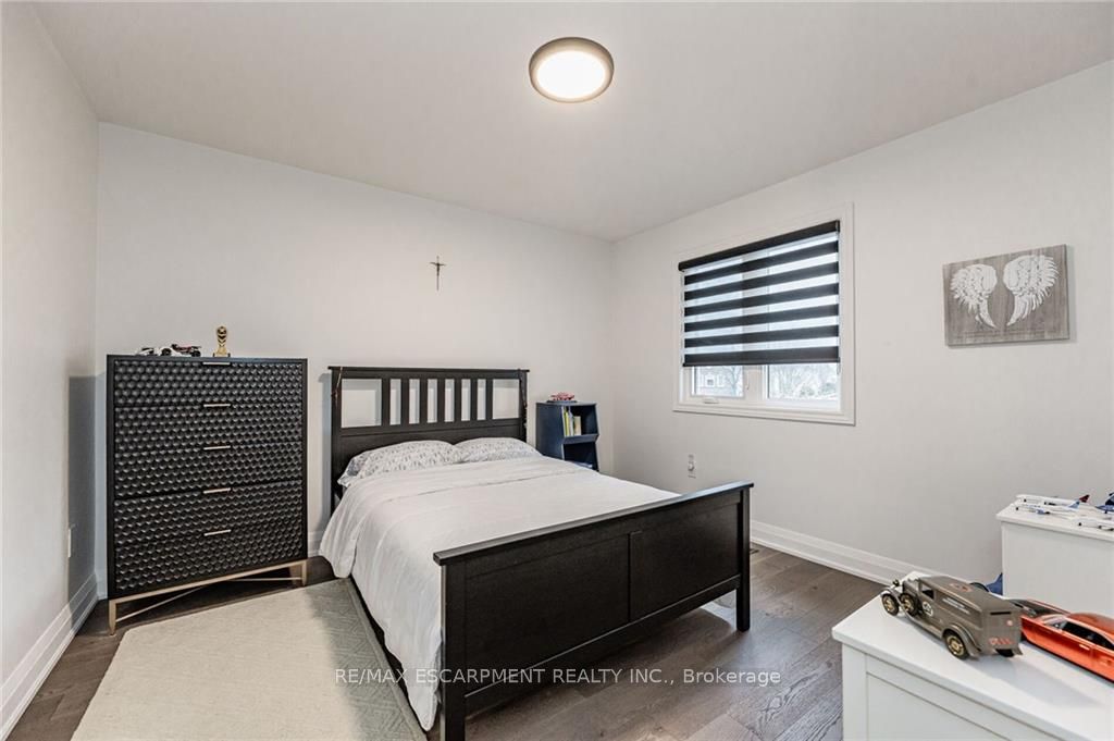 74 Royaledge Way