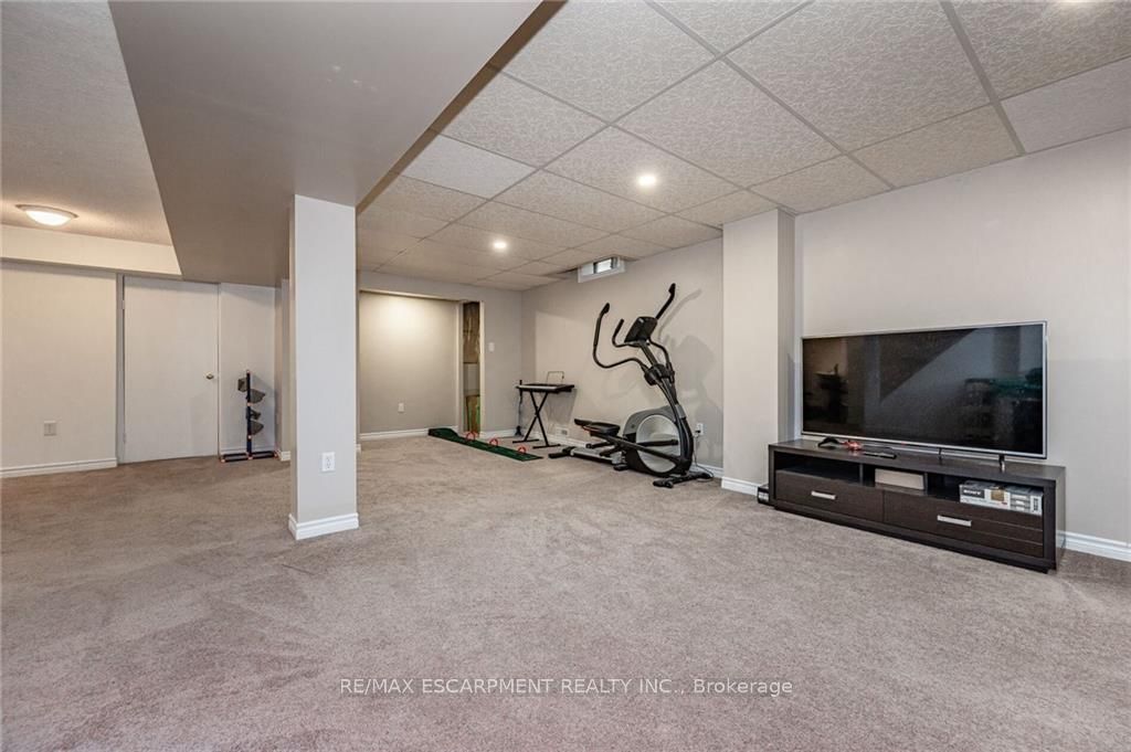 74 Royaledge Way