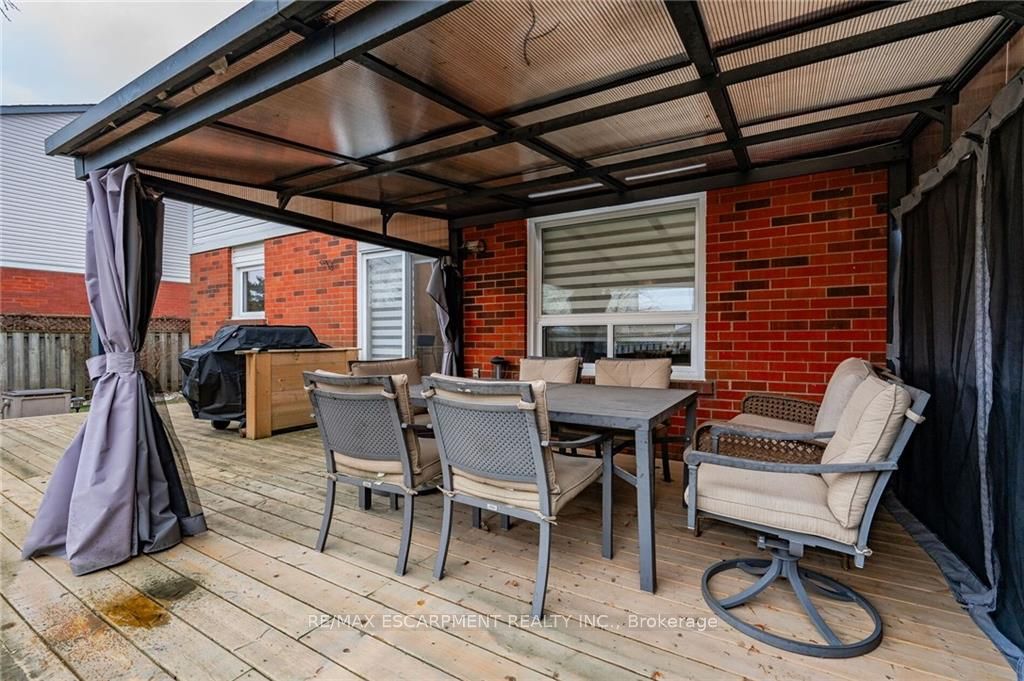 74 Royaledge Way