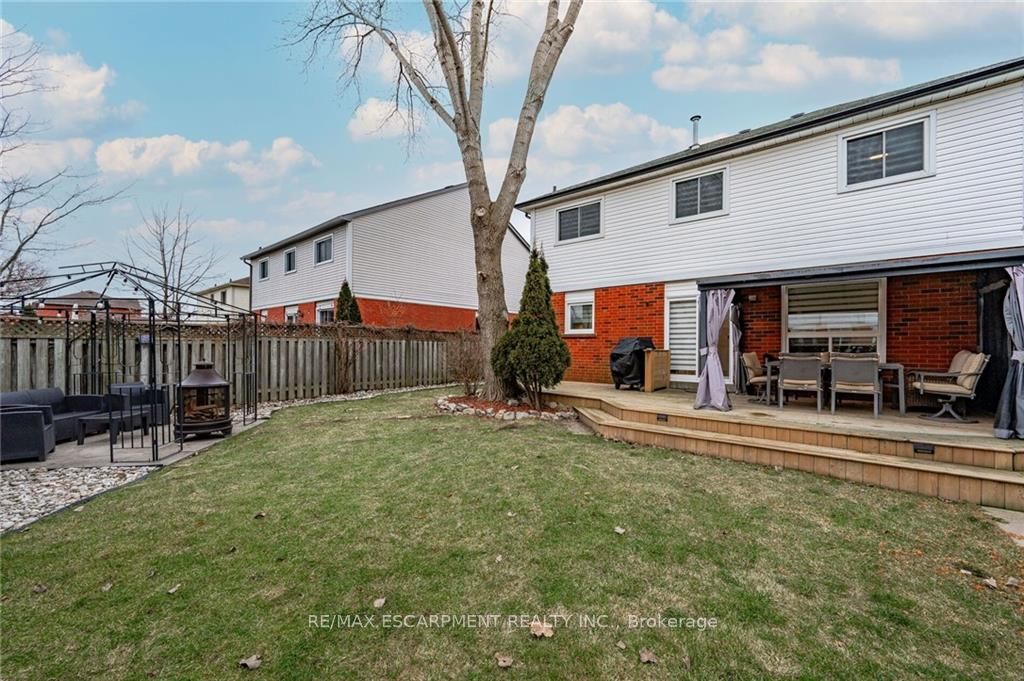 74 Royaledge Way
