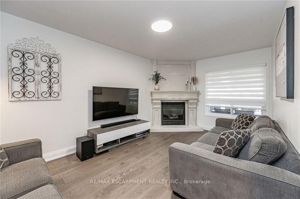 74 Royaledge Way