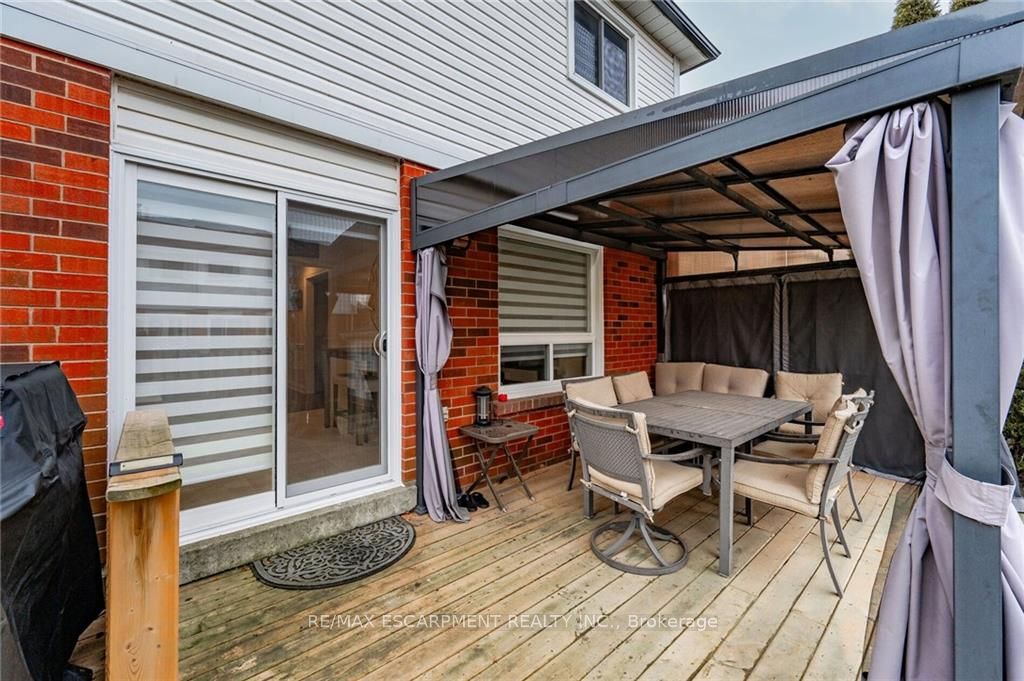 74 Royaledge Way