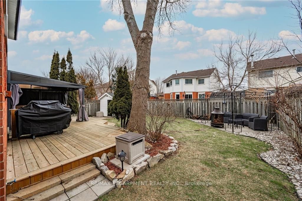 74 Royaledge Way