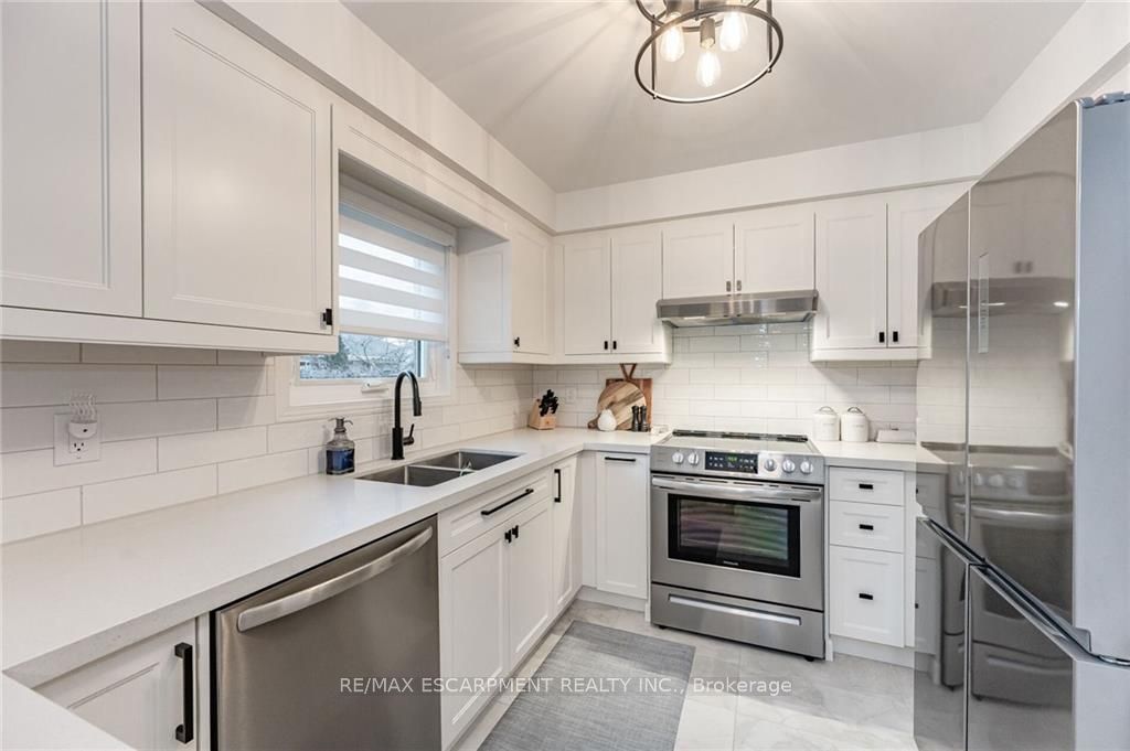 74 Royaledge Way