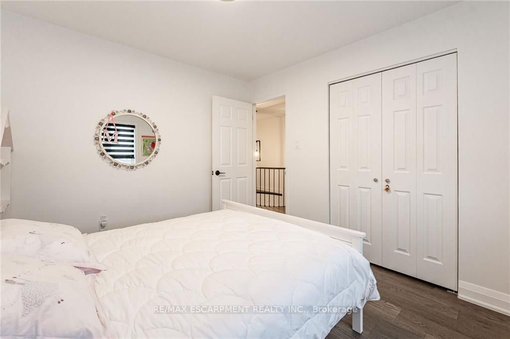 74 Royaledge Way