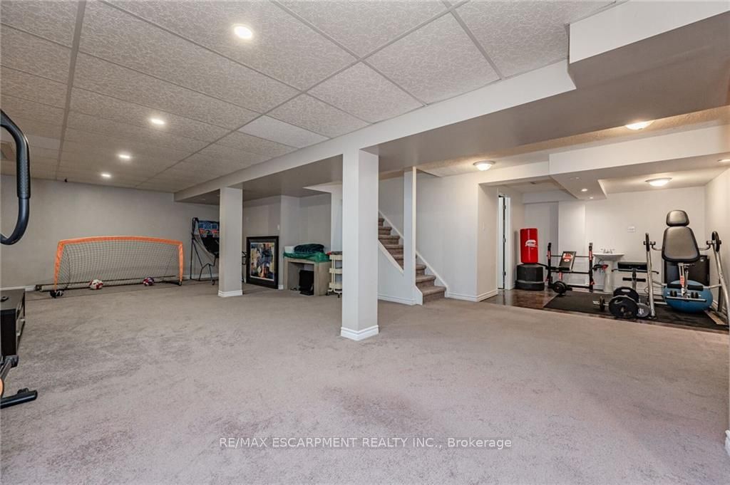 74 Royaledge Way