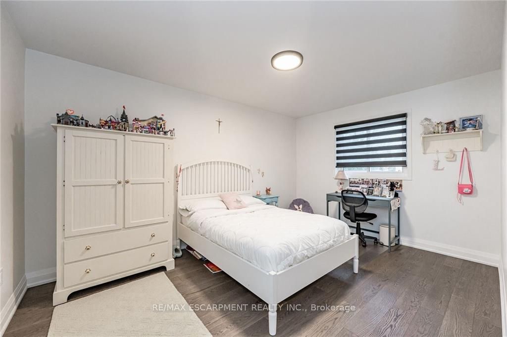 74 Royaledge Way