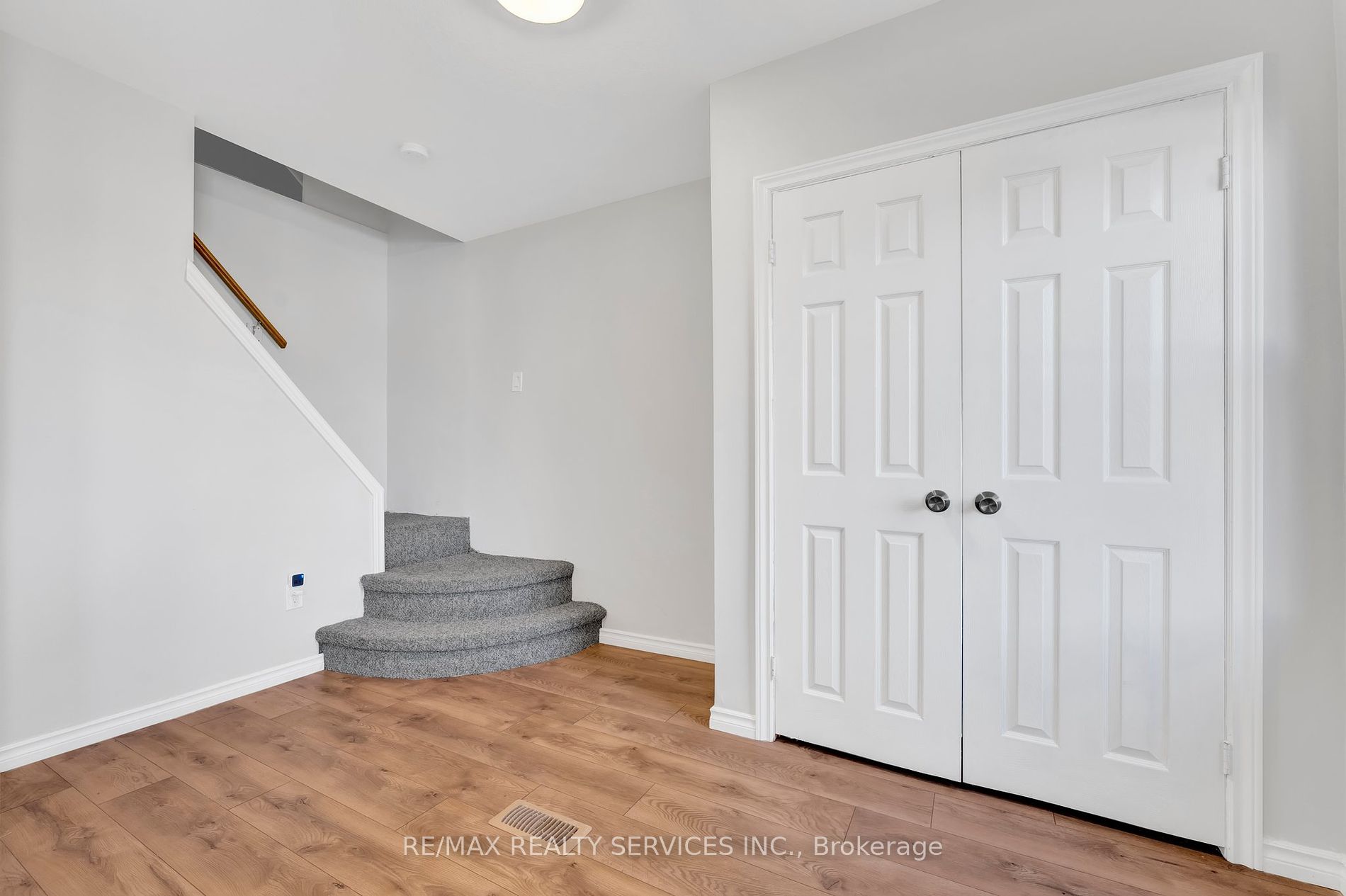 32 Burton St