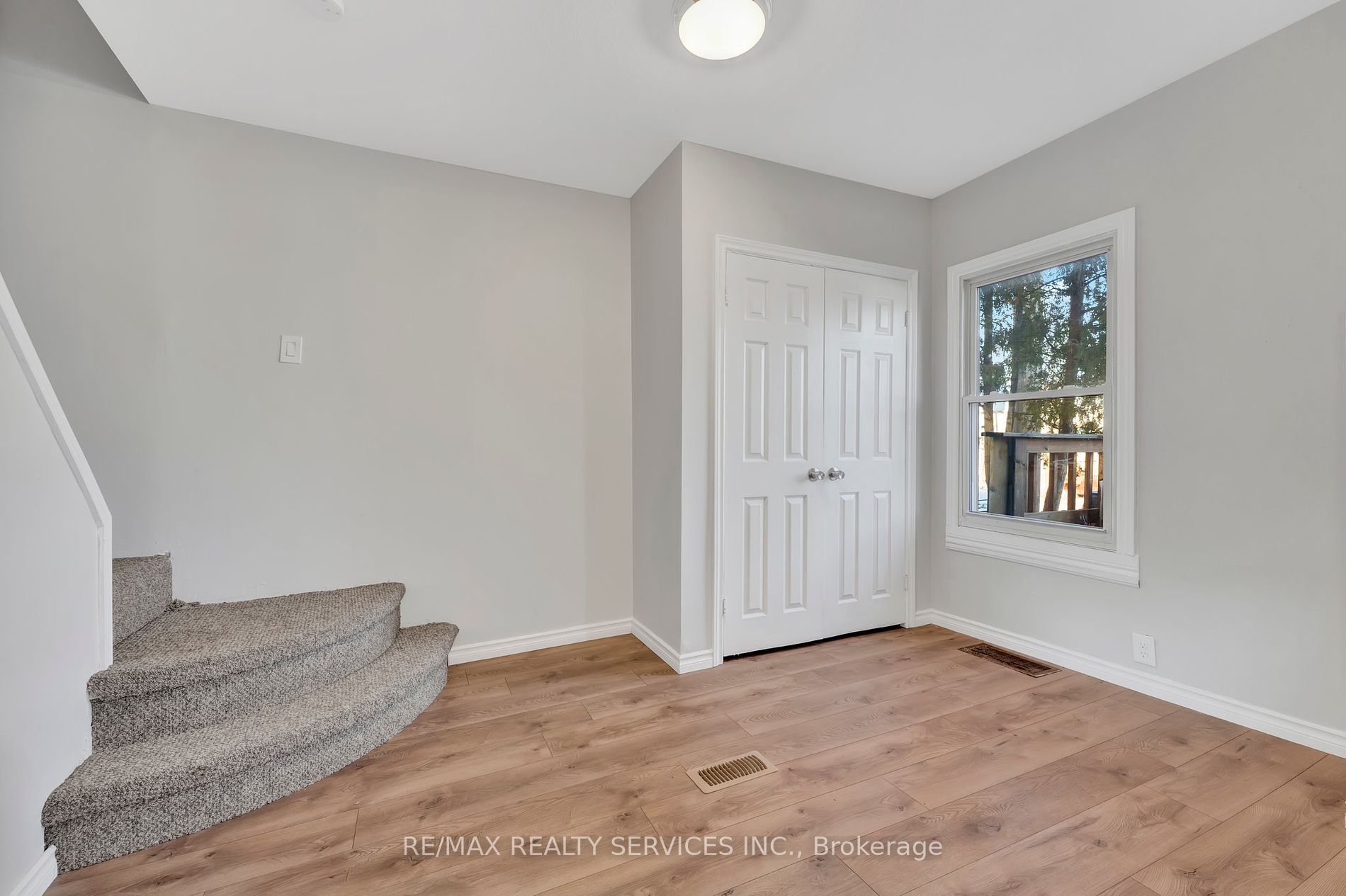 32 Burton St