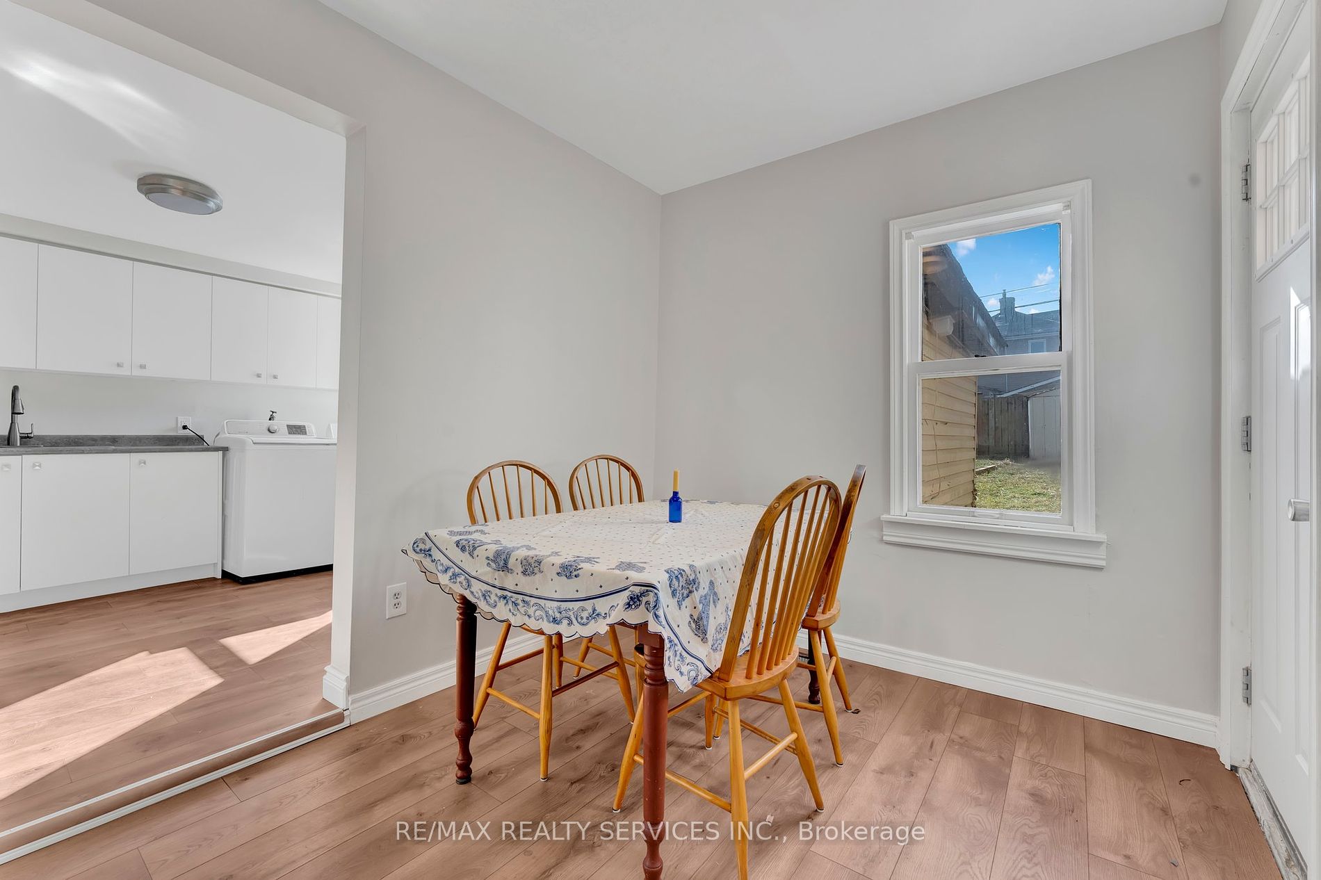 32 Burton St