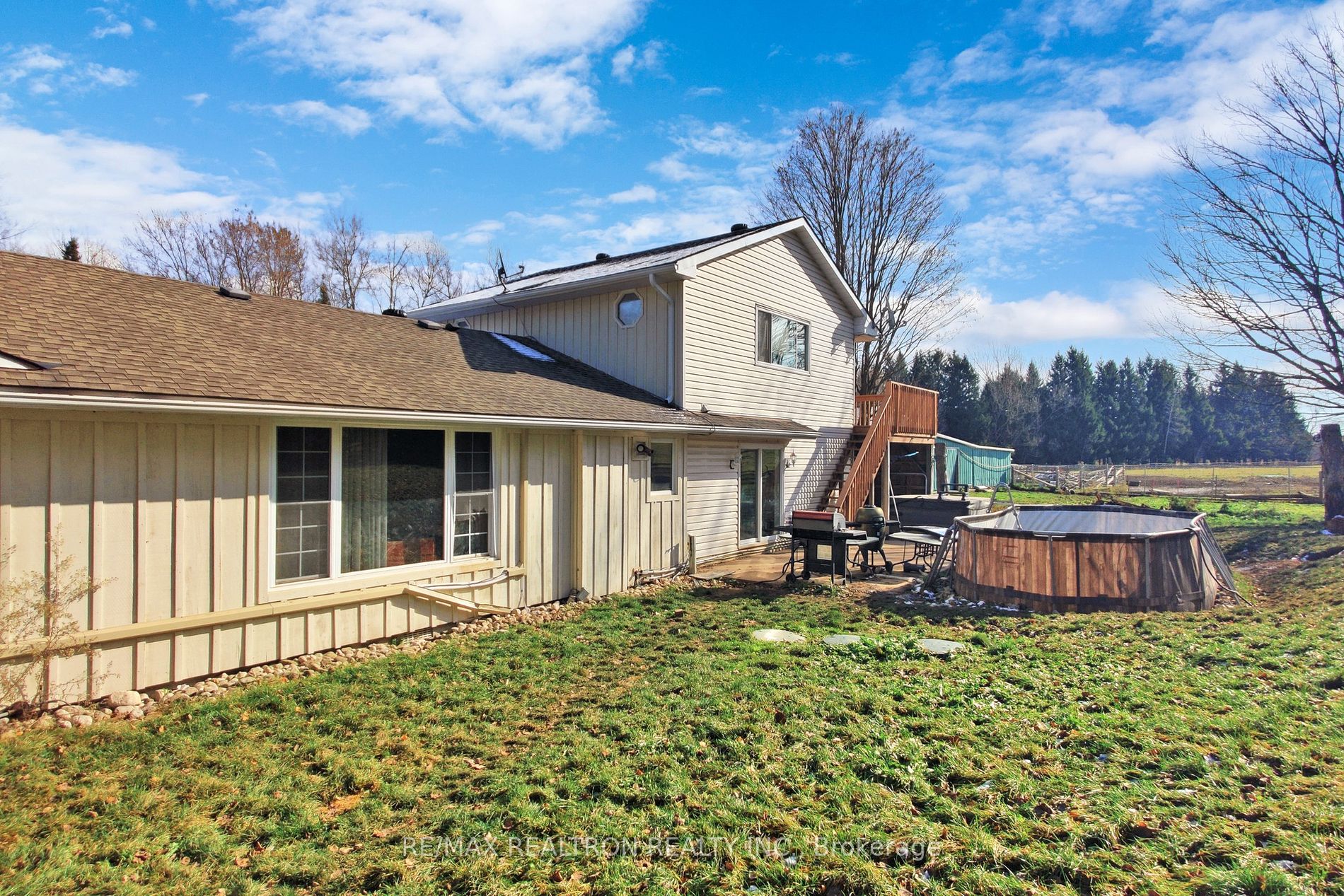 486106 30 Side Road