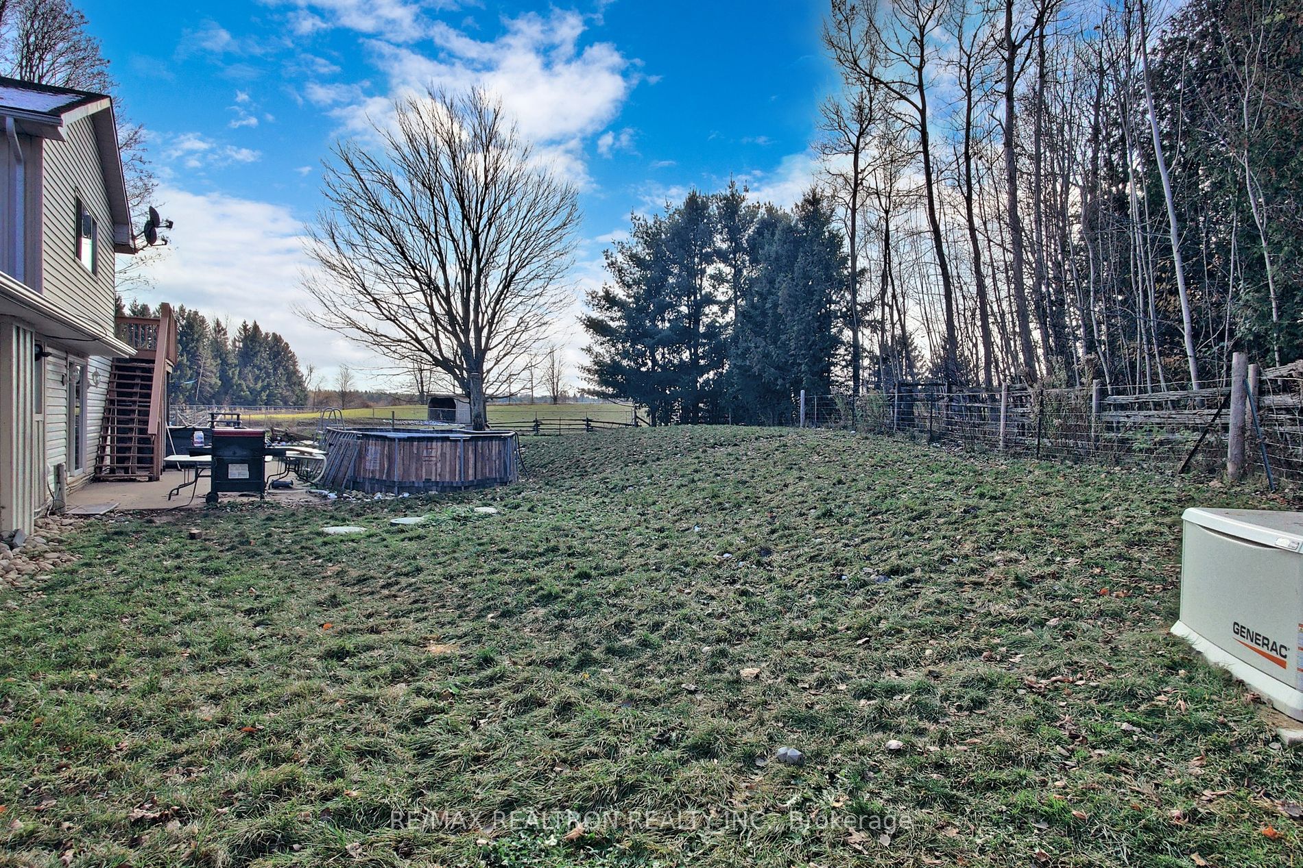 486106 30 Side Road