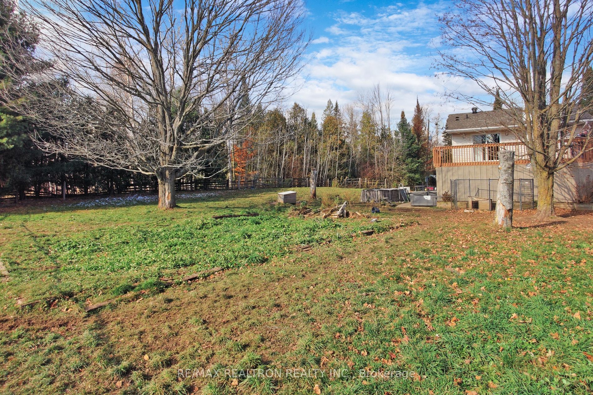 486106 30 Side Road