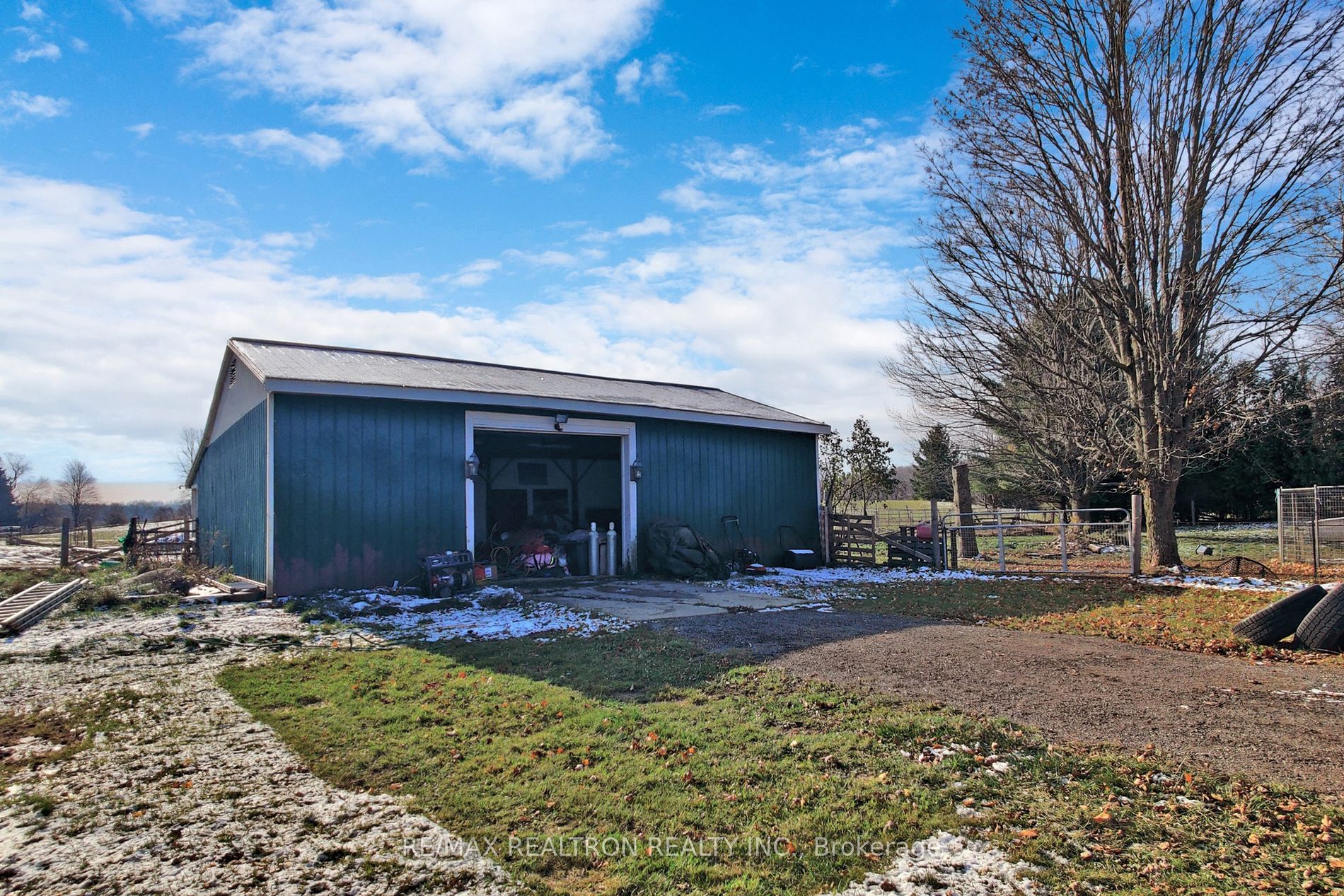 486106 30 Side Road