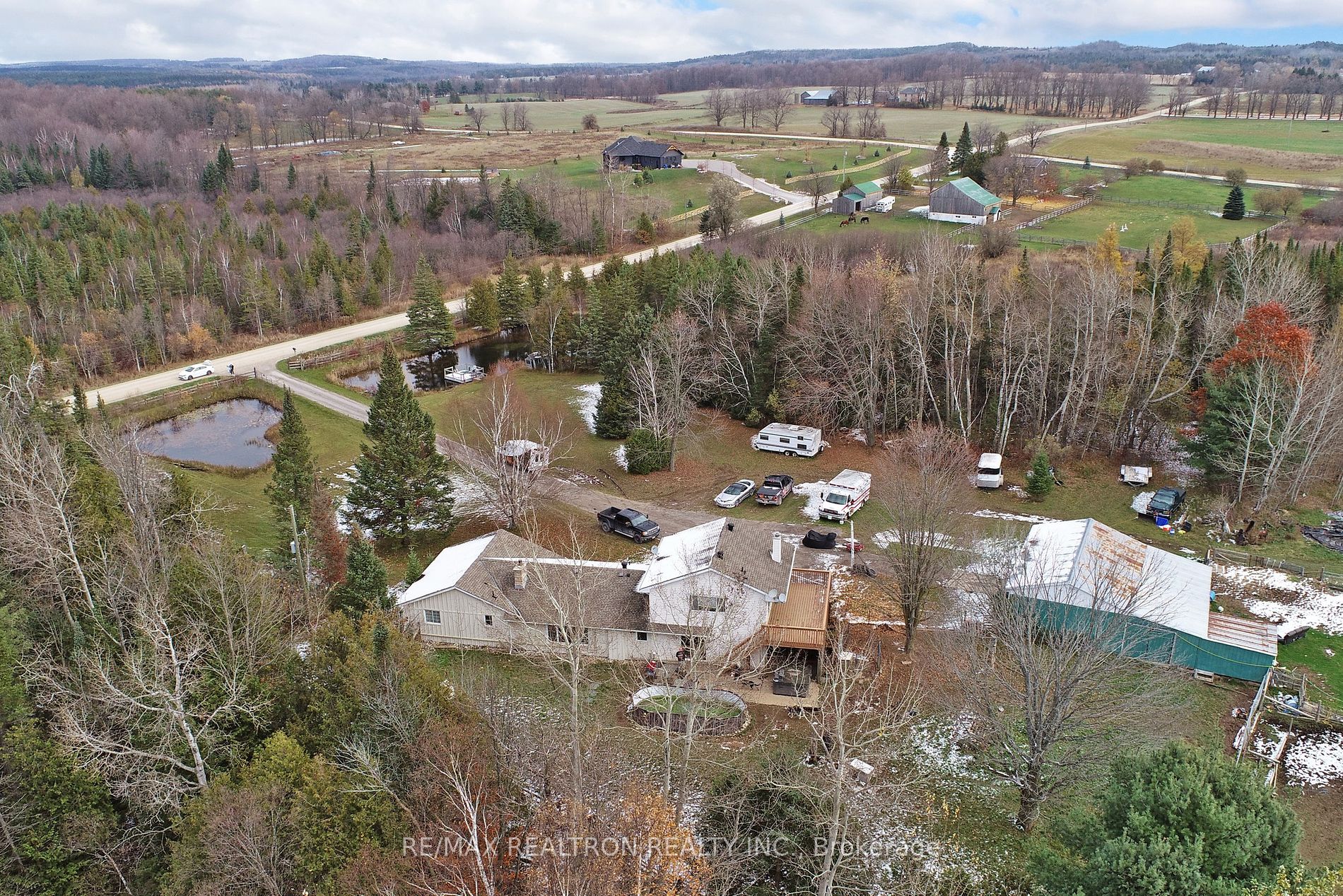 486106 30 Side Road
