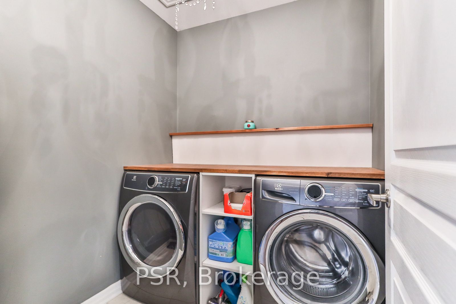 77 Peer Crt