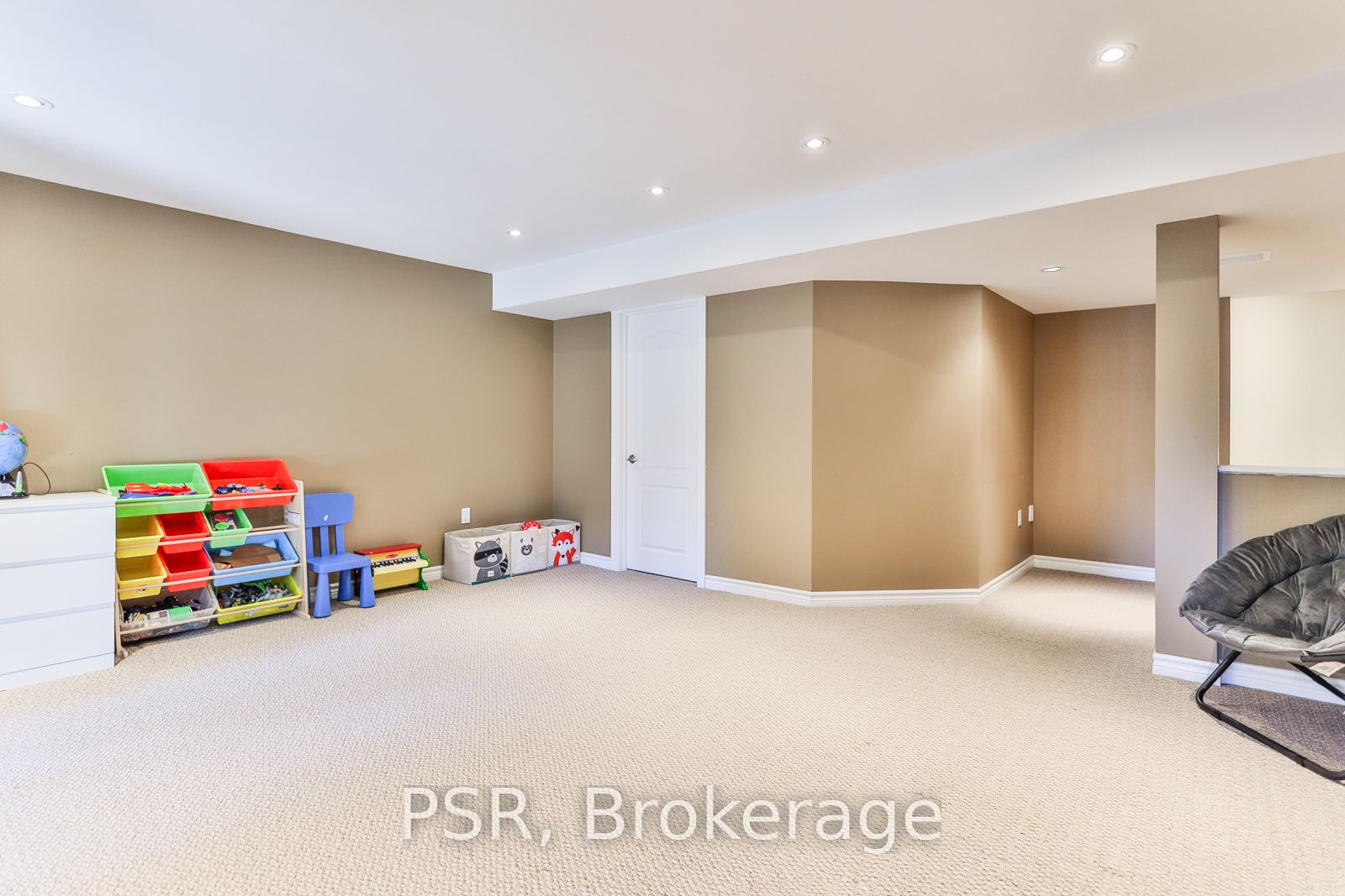 77 Peer Crt