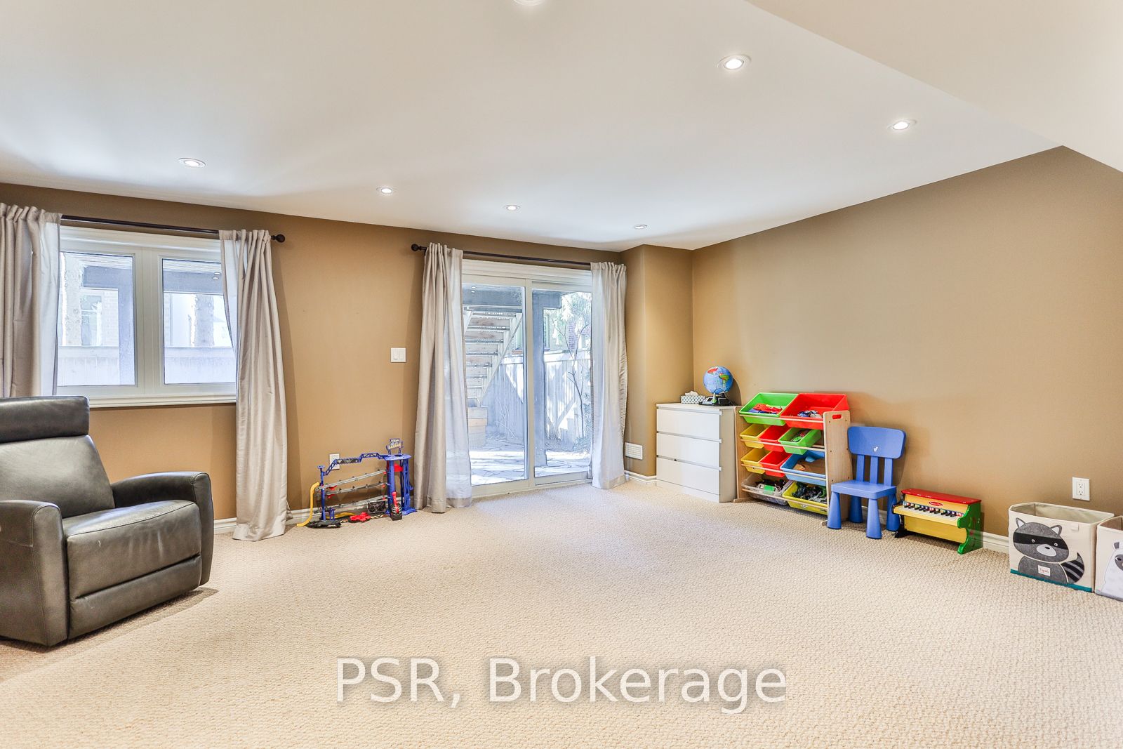 77 Peer Crt