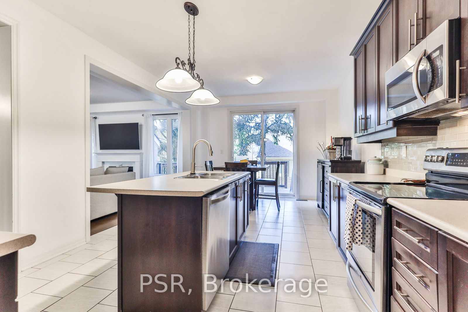 77 Peer Crt