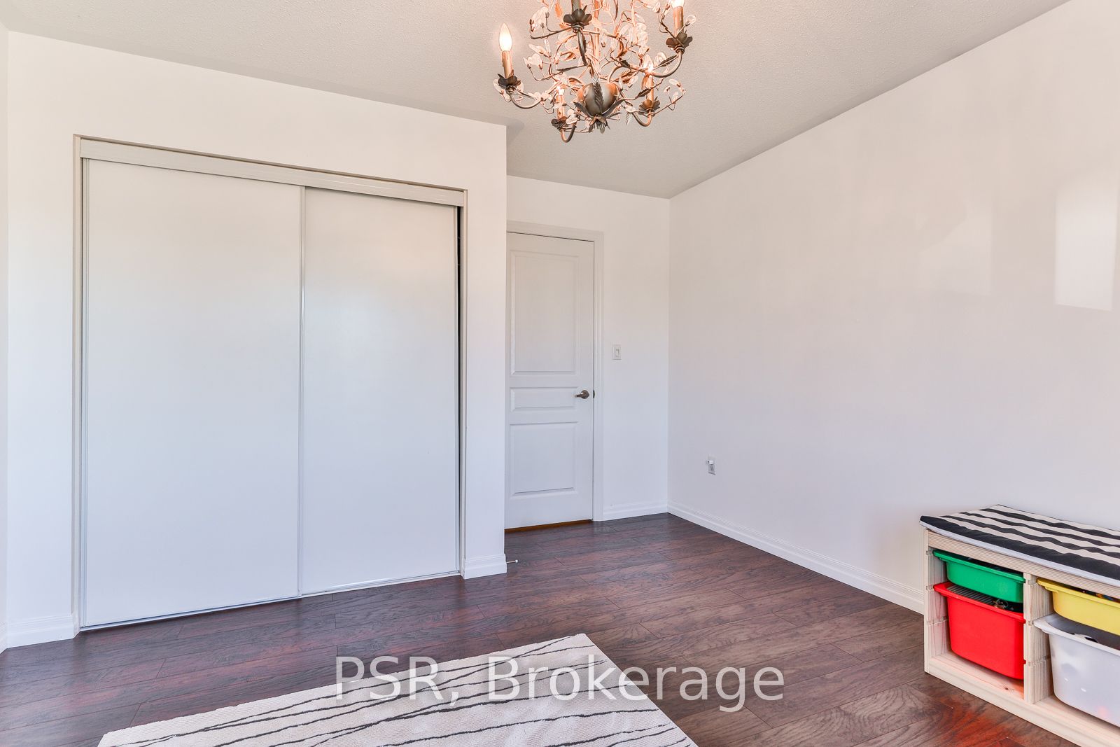 77 Peer Crt