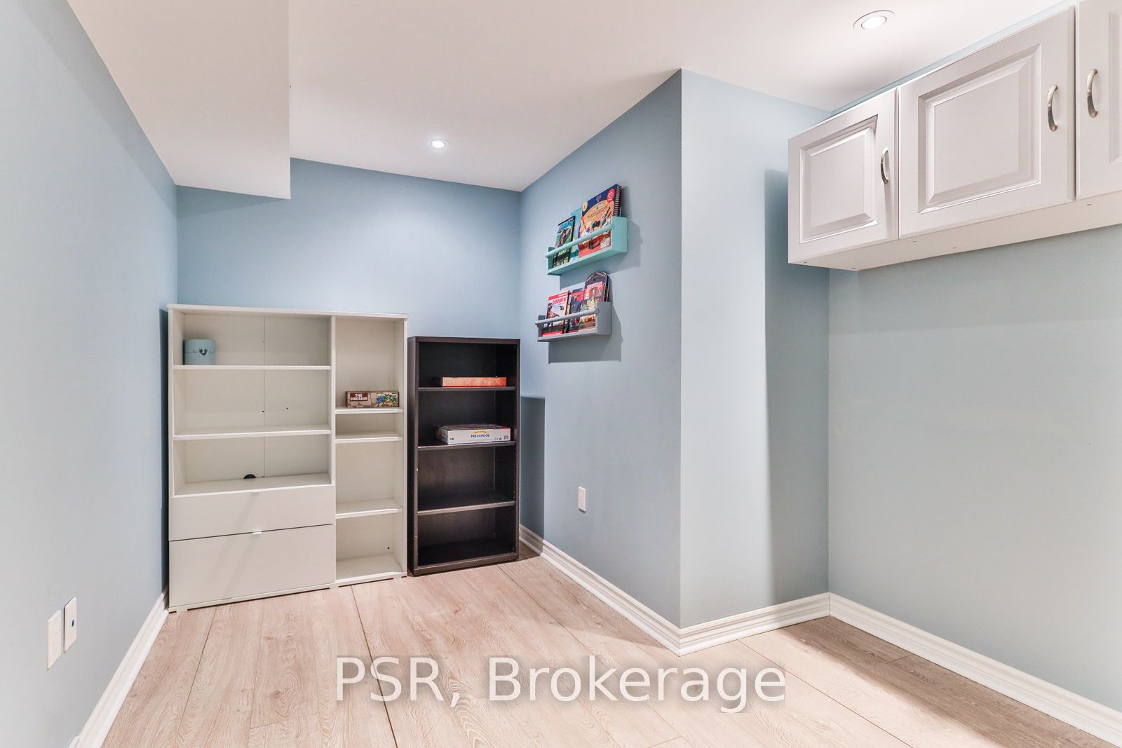 77 Peer Crt