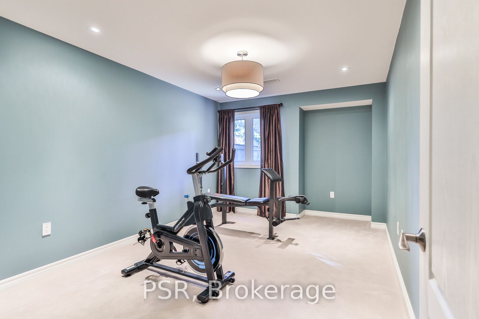 77 Peer Crt