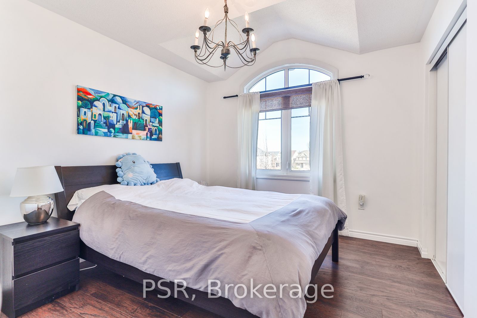 77 Peer Crt