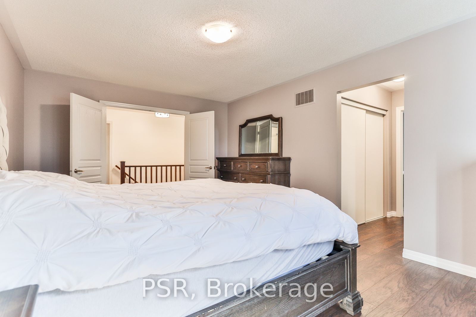 77 Peer Crt