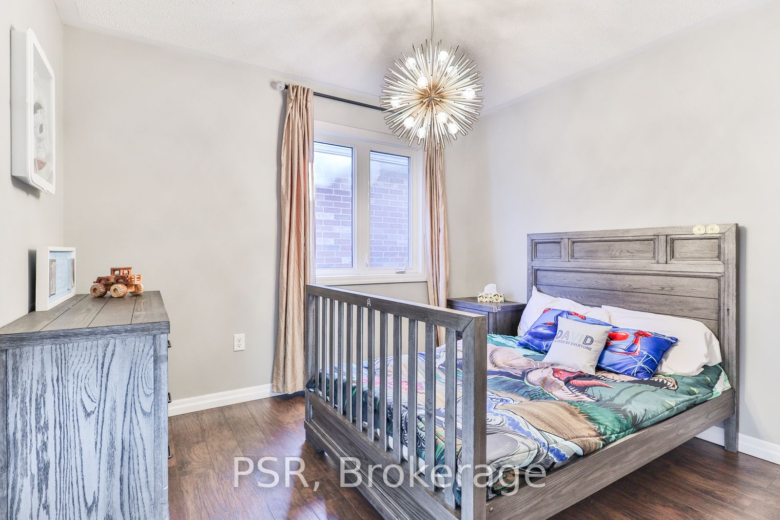 77 Peer Crt