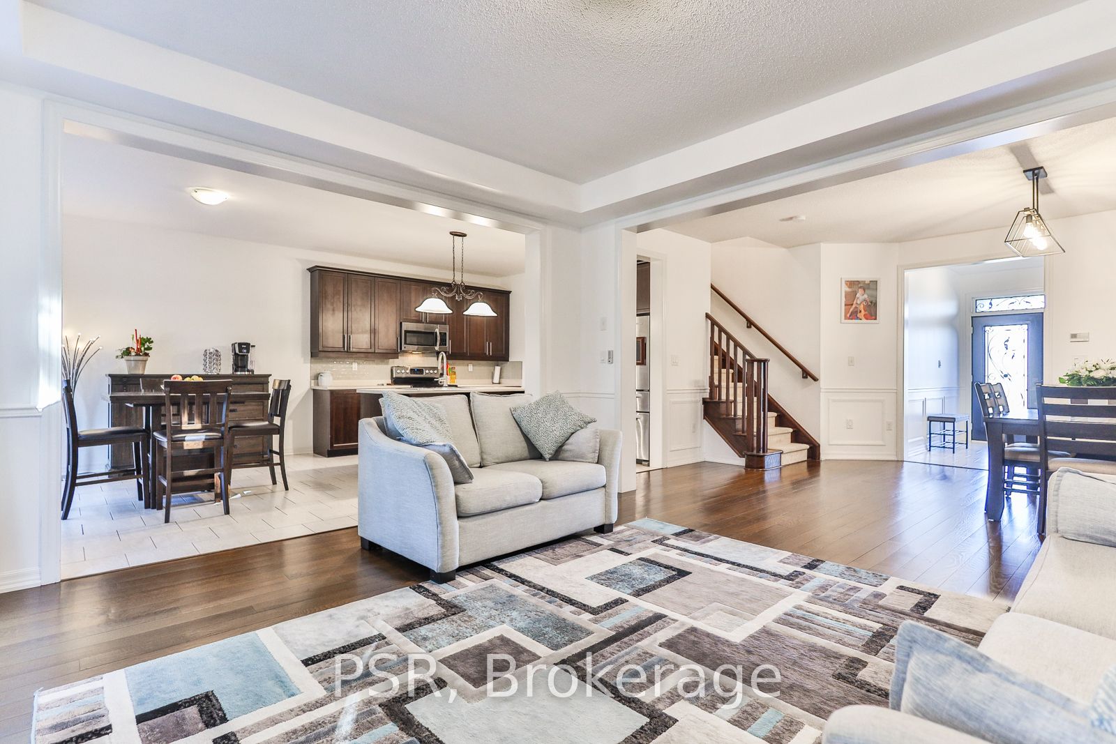 77 Peer Crt