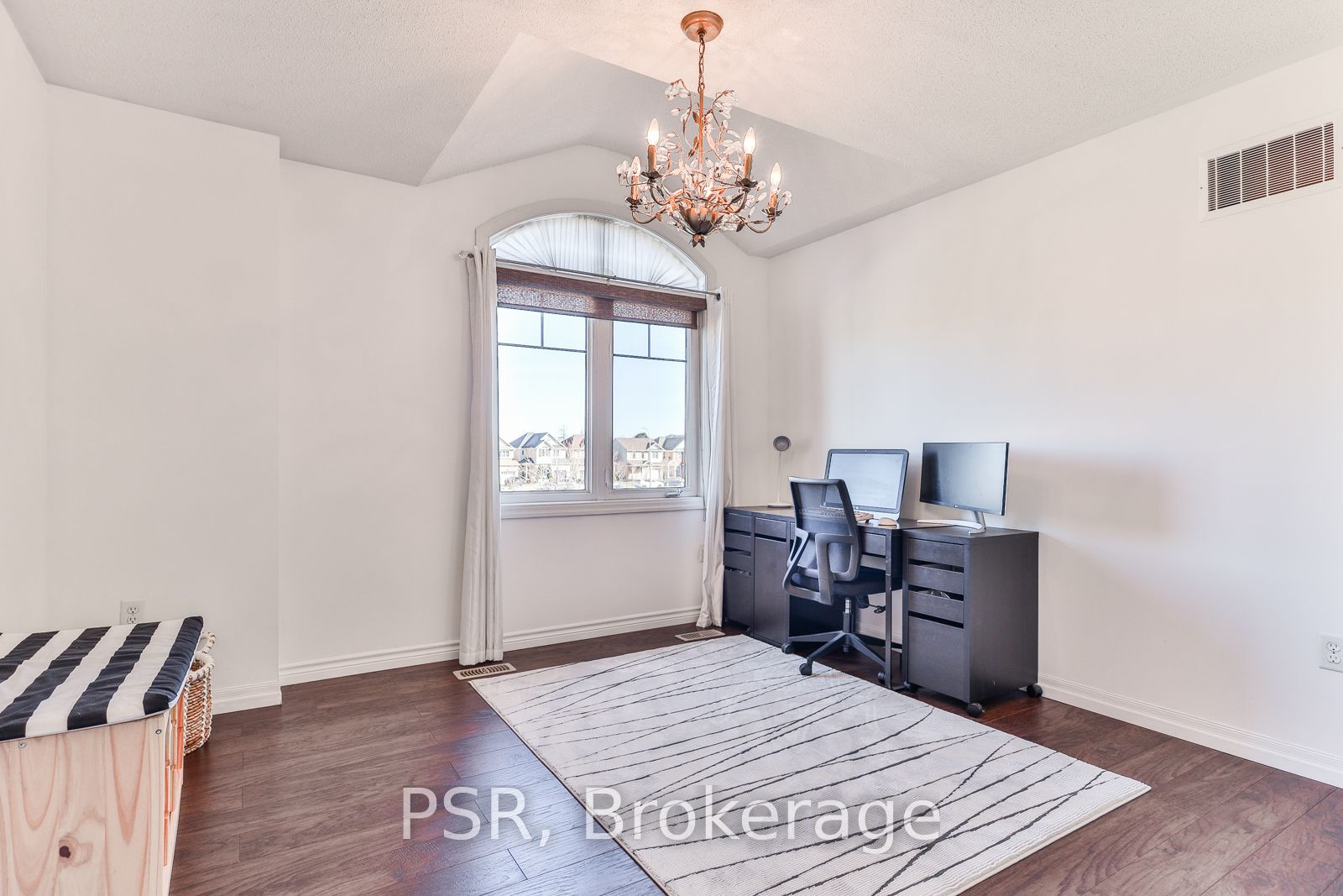 77 Peer Crt