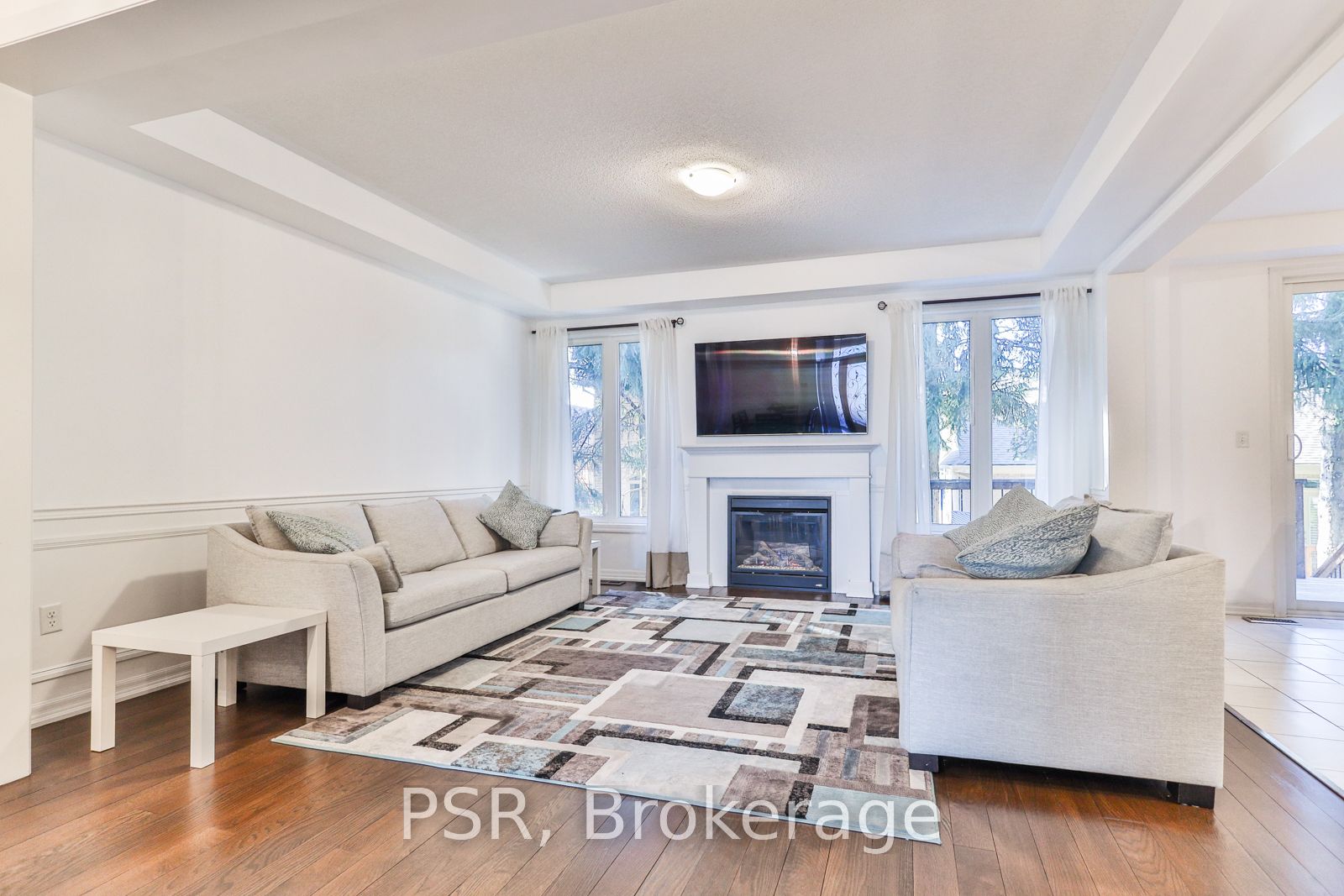 77 Peer Crt