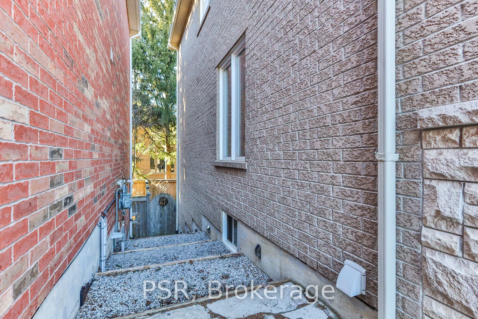 77 Peer Crt