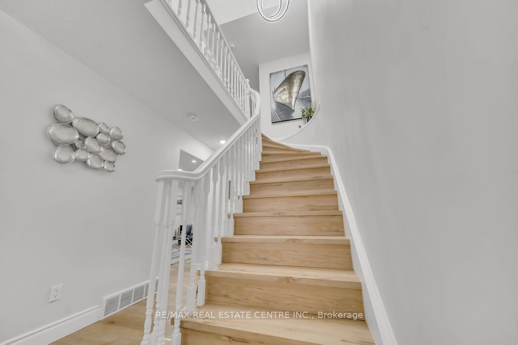 29 Kortright Road E