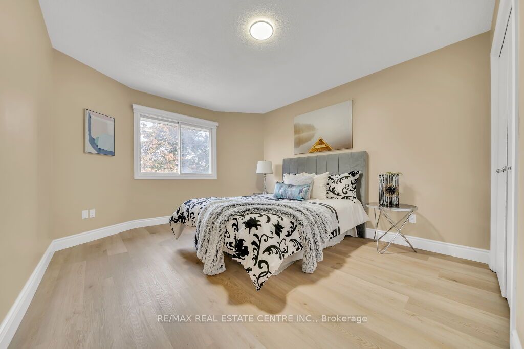 29 Kortright Road E