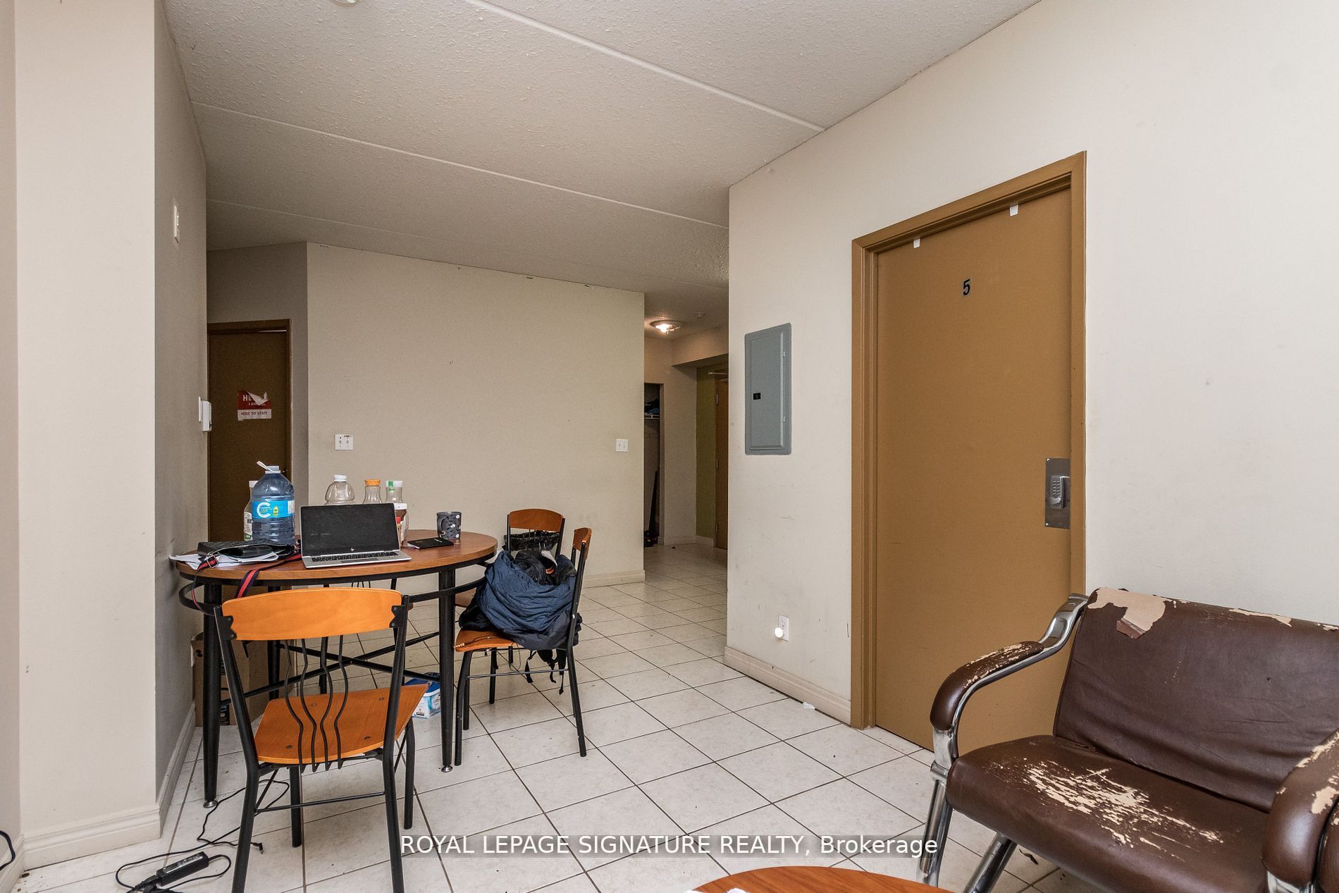 253 Lester Street, #101