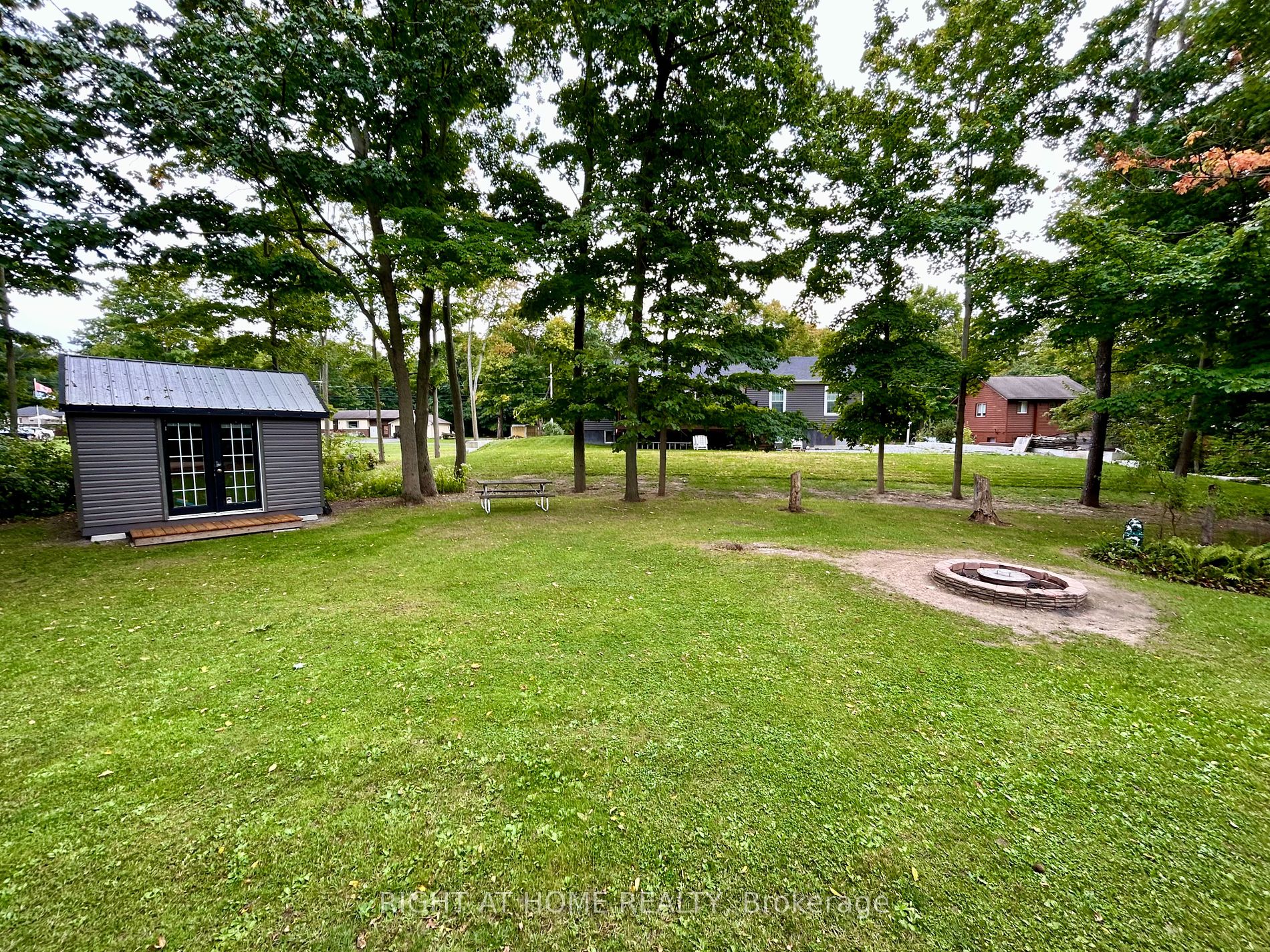 4905 Mapleview Crescent