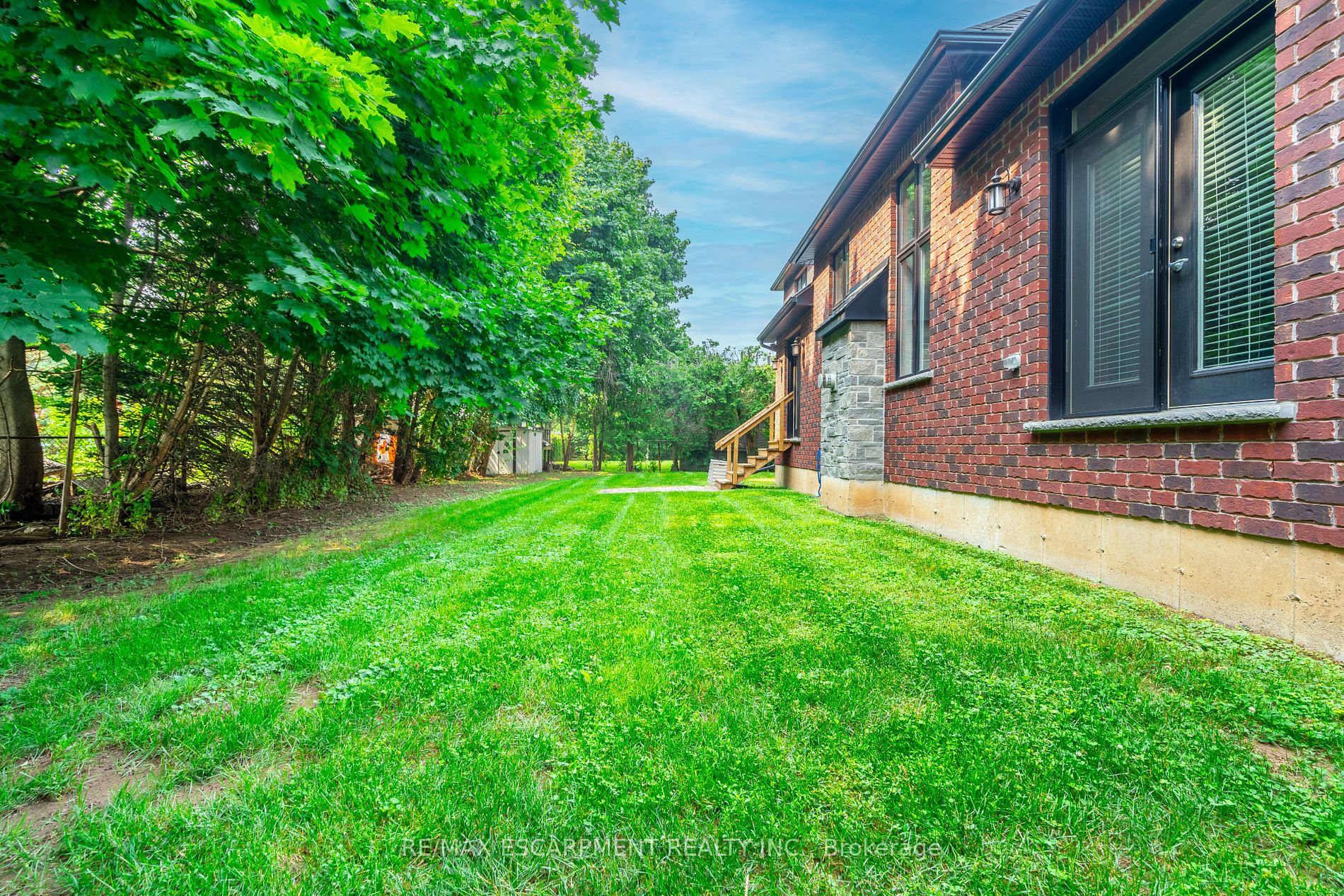 374 Woodworth Drive W